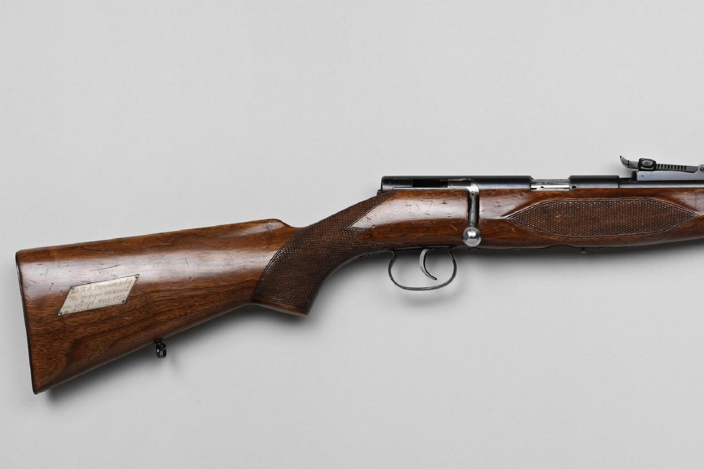 Малокалиберная магазинная винтовка ТОЗ-9, кал. 5,6 мм. Принадлежала Маршалу Советского Союза К.Е. Ворошилову. Тульский оружейный завод (завод № 173), 1938. Сталь, белый металл, дерево, ковка, фрезеровка, резьба, гравировка. Музеи Московского Кремля