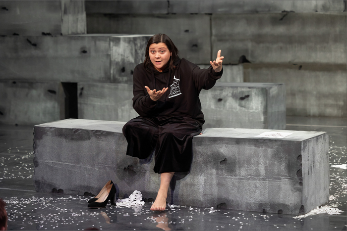 Чебурашки в телефонной будке: артисты "Сатирикона" изобразили тоску по дому