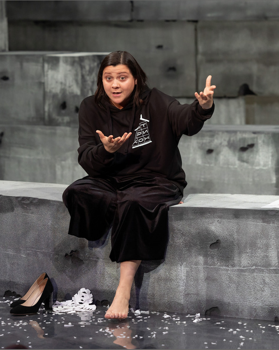 Чебурашки в телефонной будке: артисты "Сатирикона" изобразили тоску по дому