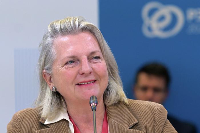 Переехавшая в Россию экс-глава МИД Австрии пожаловалась на европейцев