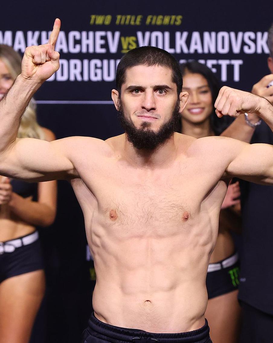 Россиянин Махачев впервые возглавил рейтинг UFC вне весовых категорий