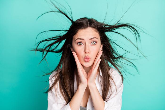 Почему волосы электризуются зимой и как этого избежать