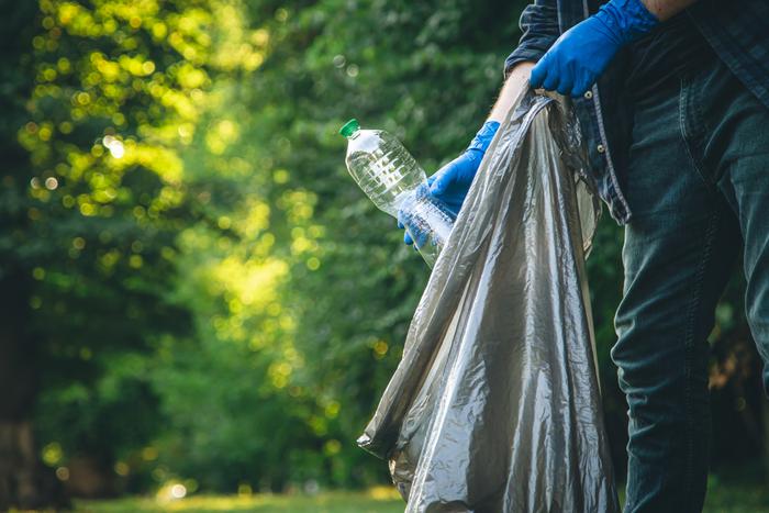 Свыше 850 навалов мусора было убрано в лесах Московской области с начала этого года