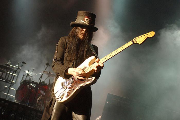 Ушедший со скандалом из Mötley Crüe гитарист Мик Марс анонсировал сольный альбом