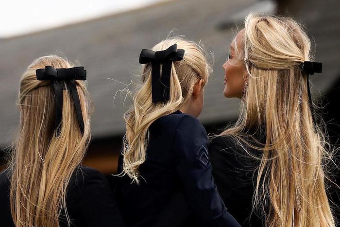 Бант – главный аксессуар сезона: разбираемся, как носить его стильно