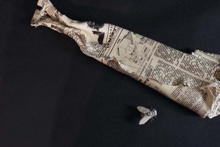 И муху убить, и хомяка согреть. На выставке в Москве показывают универсальность газет