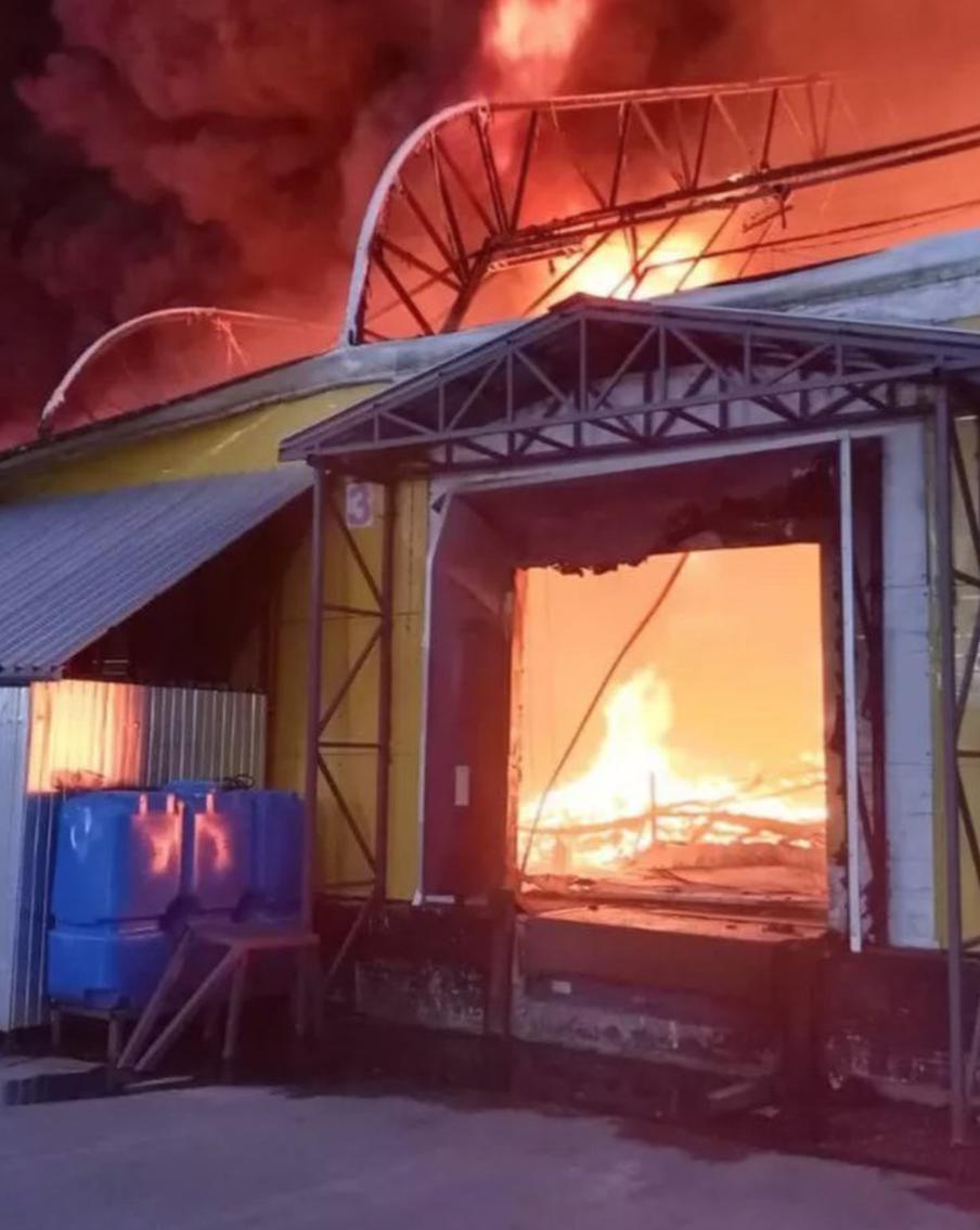 Огнеборцы ликвидировали открытое горение на складе в Подмосковье