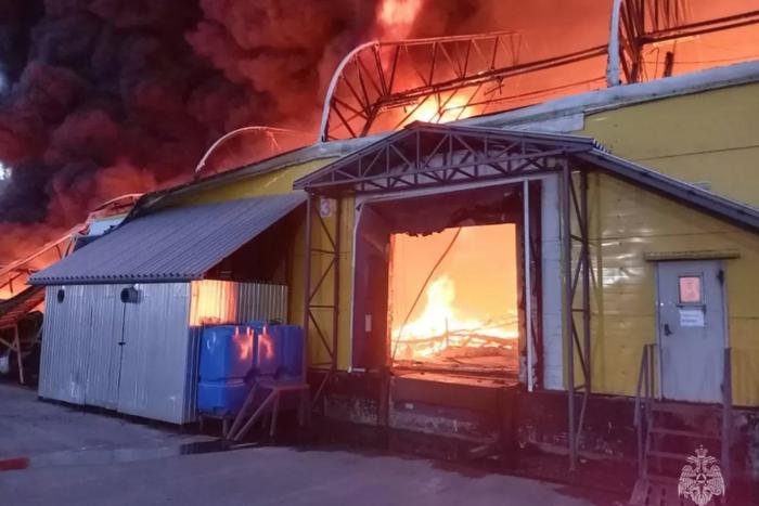 Огнеборцы ликвидировали открытое горение на складе в Подмосковье