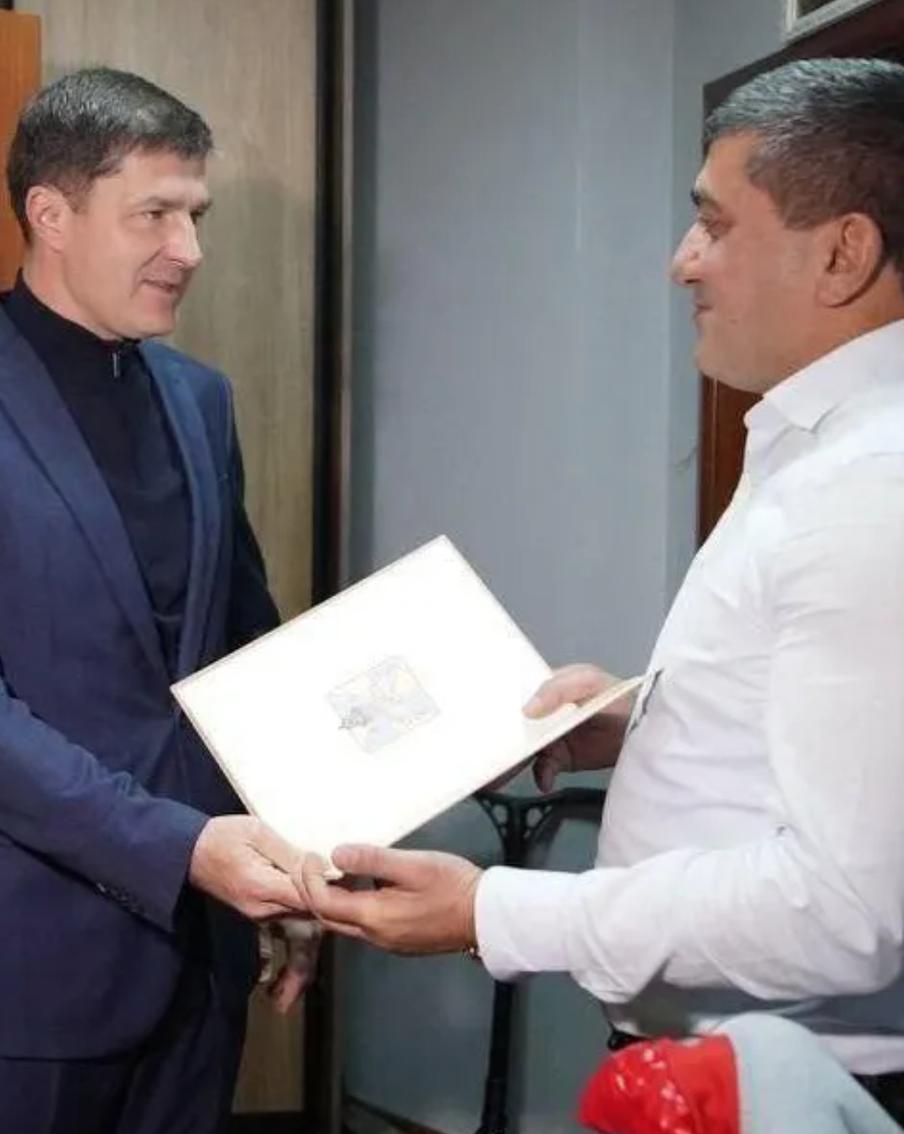 Владимир Волков вручил сертификат на жильё мужчине, который помог задержать в Люберцах преступника с мачете