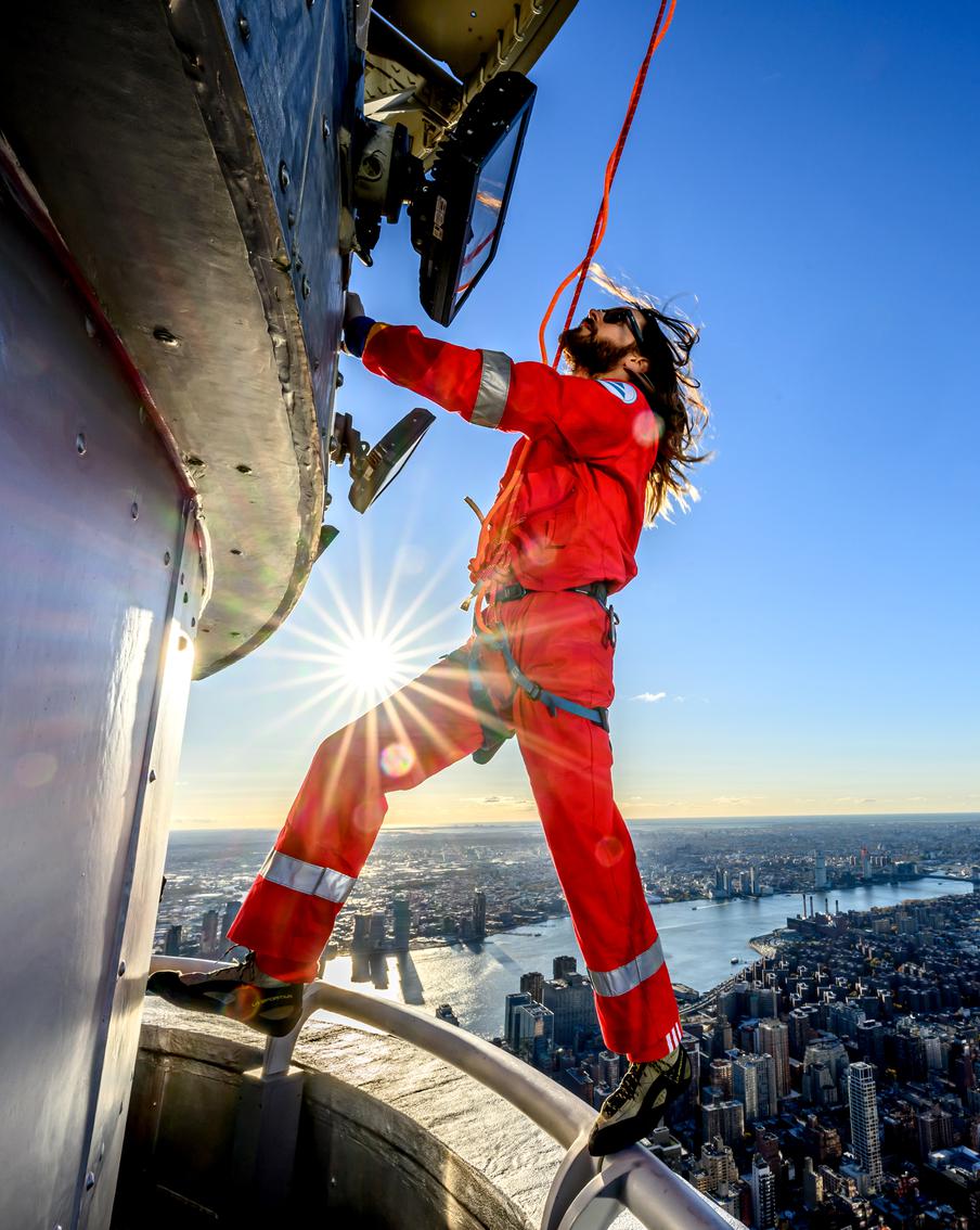 Джаред Лето забрался на легендарный небоскрёб Эмпайр-стейт-билдинг в Нью-Йорке