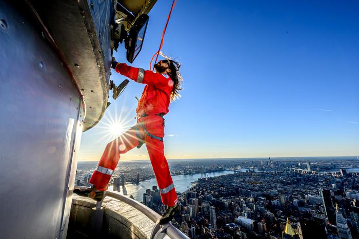 Джаред Лето забрался на легендарный небоскрёб Эмпайр-стейт-билдинг в Нью-Йорке
