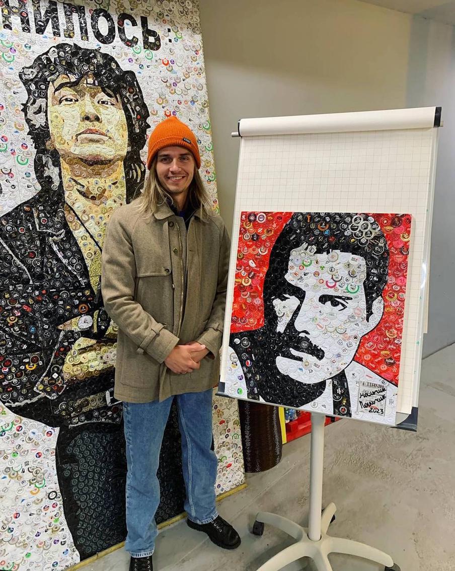 Художник со своими арт-объектами, посвящёнными Цою и Фредди Меркьюри.