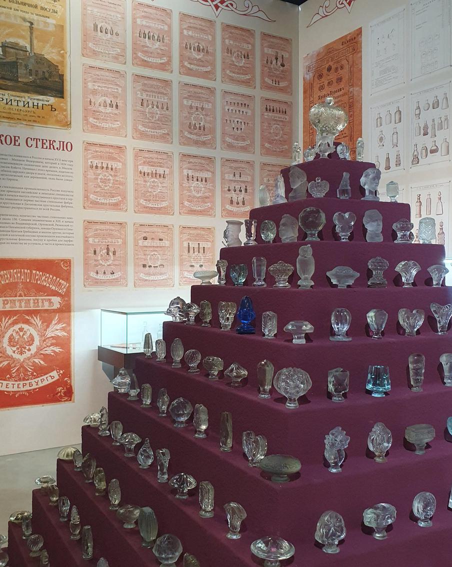 На выставке старинных духов узнали, почему приличные женщины раньше не покупали духи