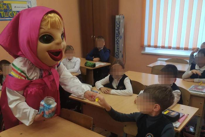 Губастая и грудастая героиня мультика "Маша и медведь" напугала детей. В соцсетях её уже прозвали "Маша-бухаша"