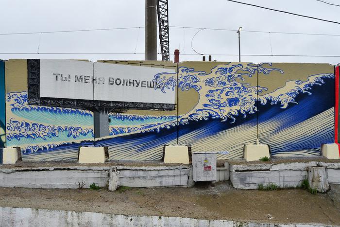 Мы продираемся на свет через монстров: стена на Курской вновь засияла граффити
