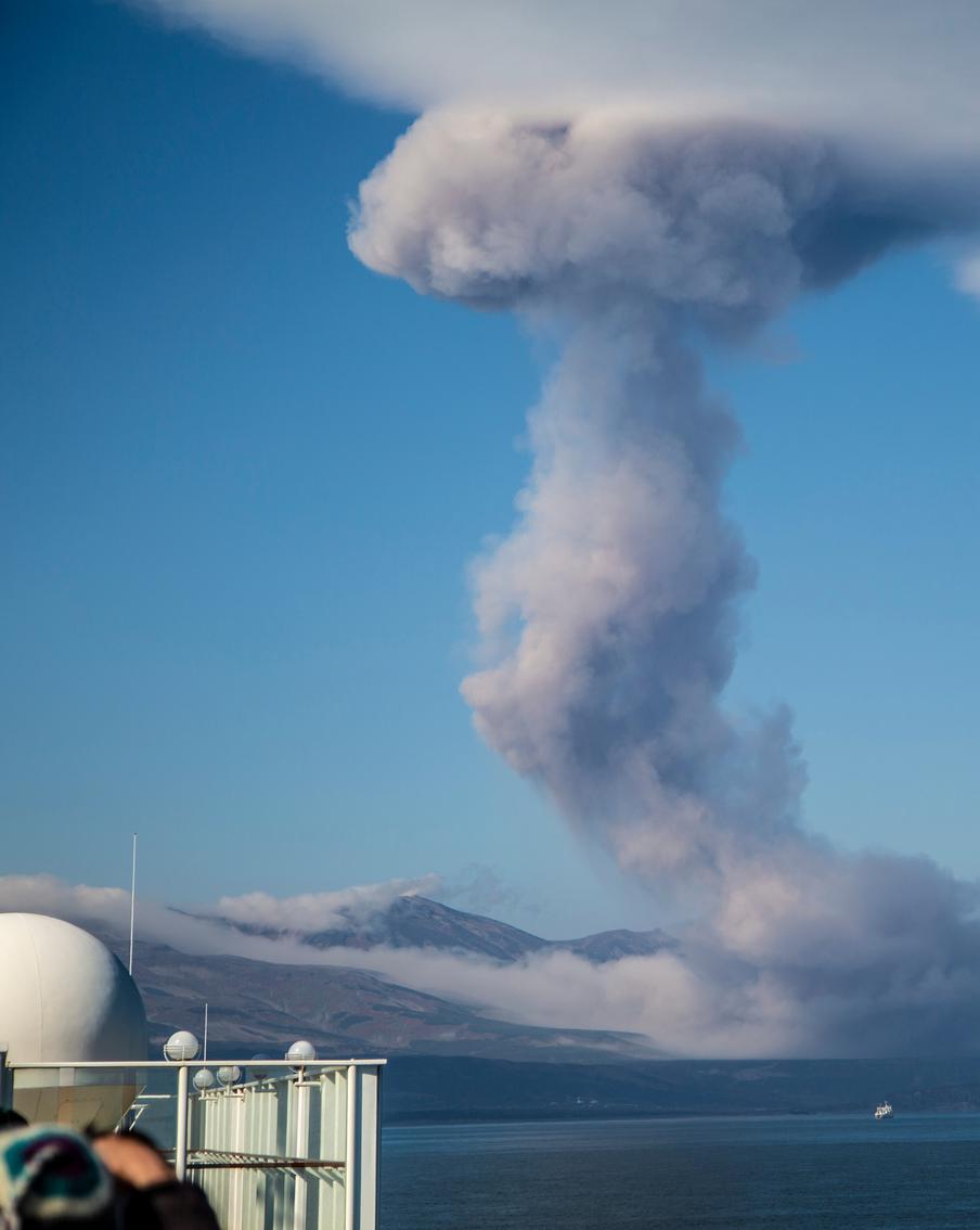 На вулкане Эбеко произошёл выброс пепла