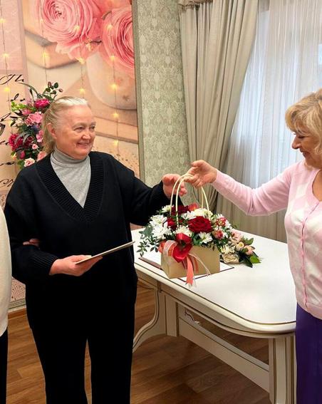 Молоденькую себе нашёл! Жениху исполнилось 100 лет, а его невесте – только 75