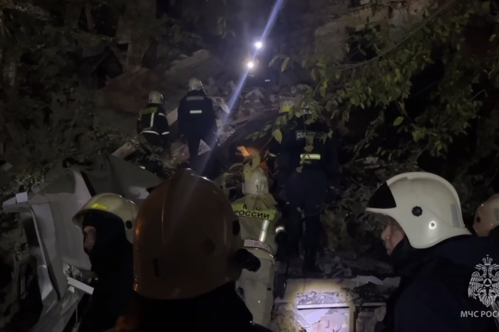 В Астрахани частично обрушилась жилая пятиэтажка – спасатели ищут под завалами людей