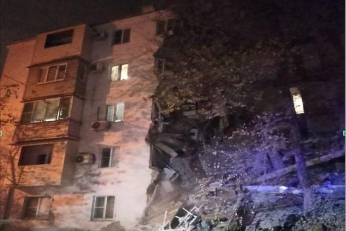 Астраханский герой предупредил о трещине в доме, который позже обрушился