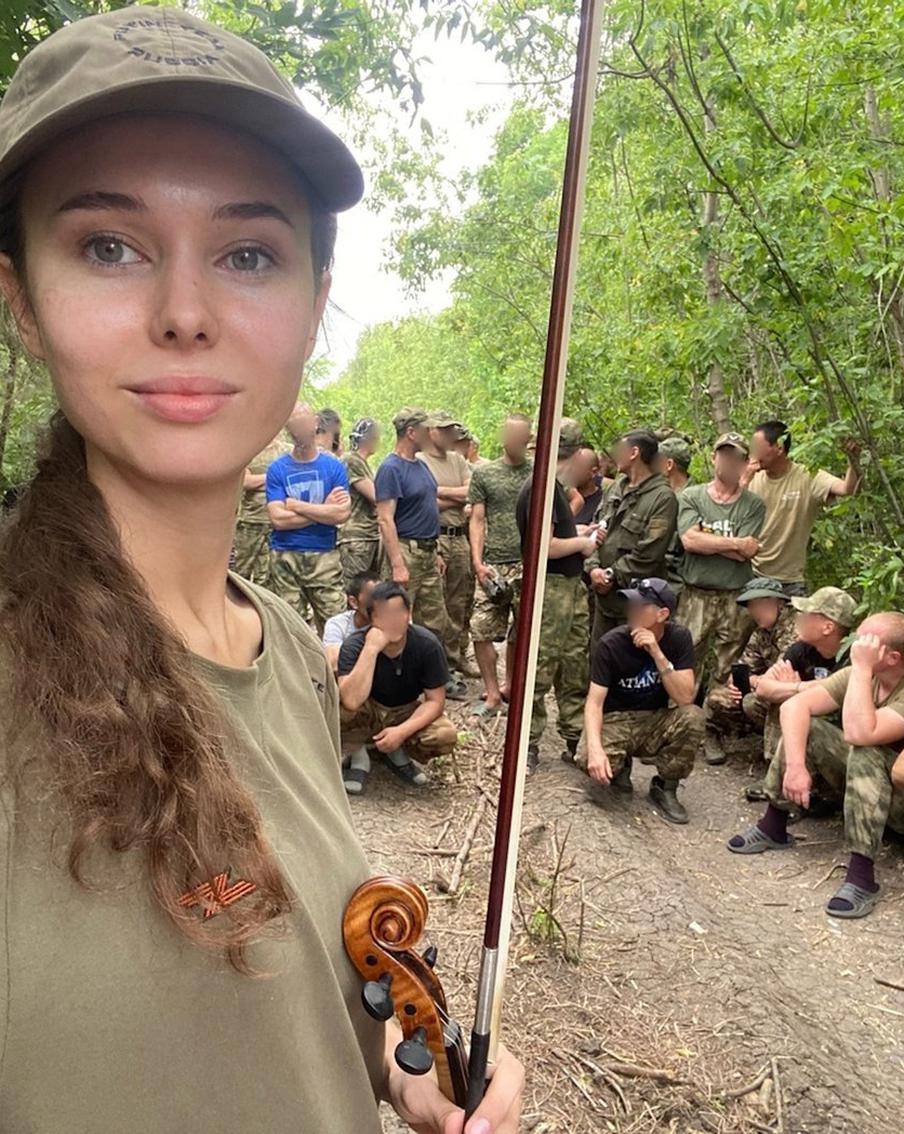 Скрипачку звали жить в США, но она осталась в России. Она считает своим предназначением выступать на СВО