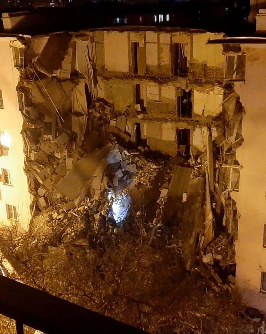 Следователи приступили к проверке после обрушения жилого дома в Астрахани