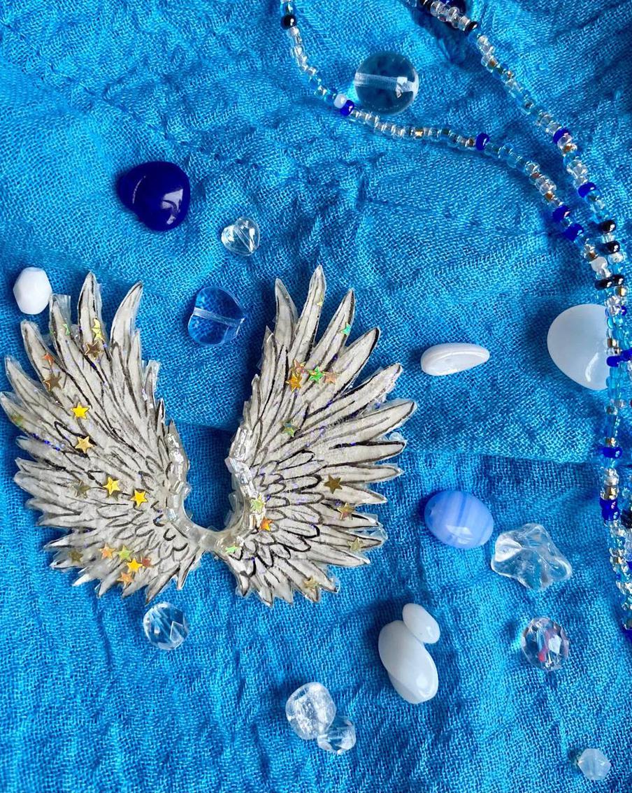 Художница днём ведёт уроки рисования в школе, а по вечерам создаёт украшения в стиле сериала "Благие знамения"