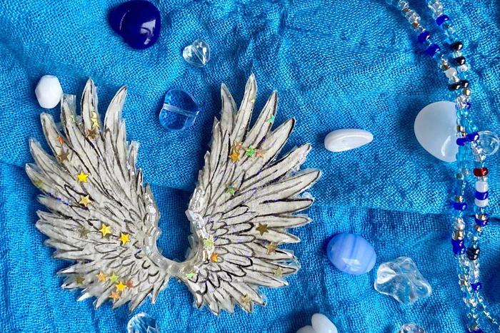 Художница днём ведёт уроки рисования в школе, а по вечерам создаёт украшения в стиле сериала "Благие знамения"