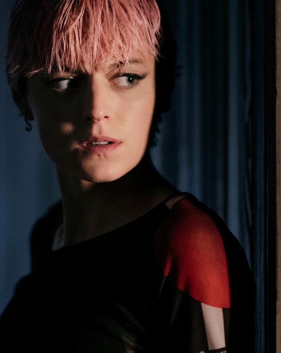 Эмма Коррин сыграла сыщицу Шерлок в новом сериале "Убийство на краю света"