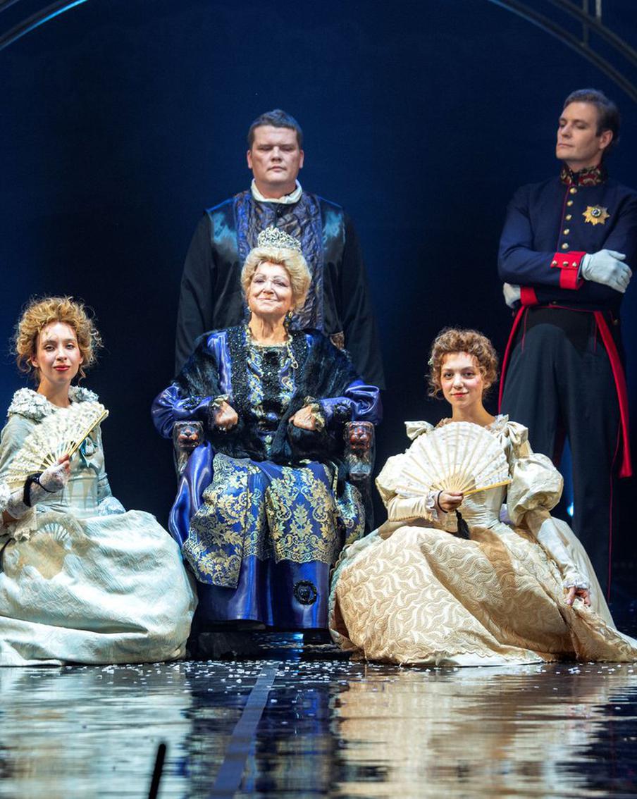 Валентина Талызина вышла на сцену в новой роли. Она – графиня, которая никому не расскажет тайну трёх карт