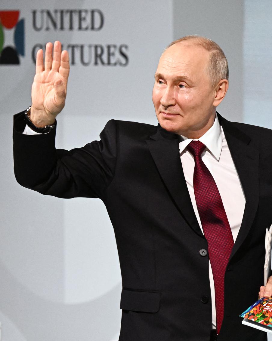 Путин призвал налоговиков не сбавлять темпы пополнения бюджета