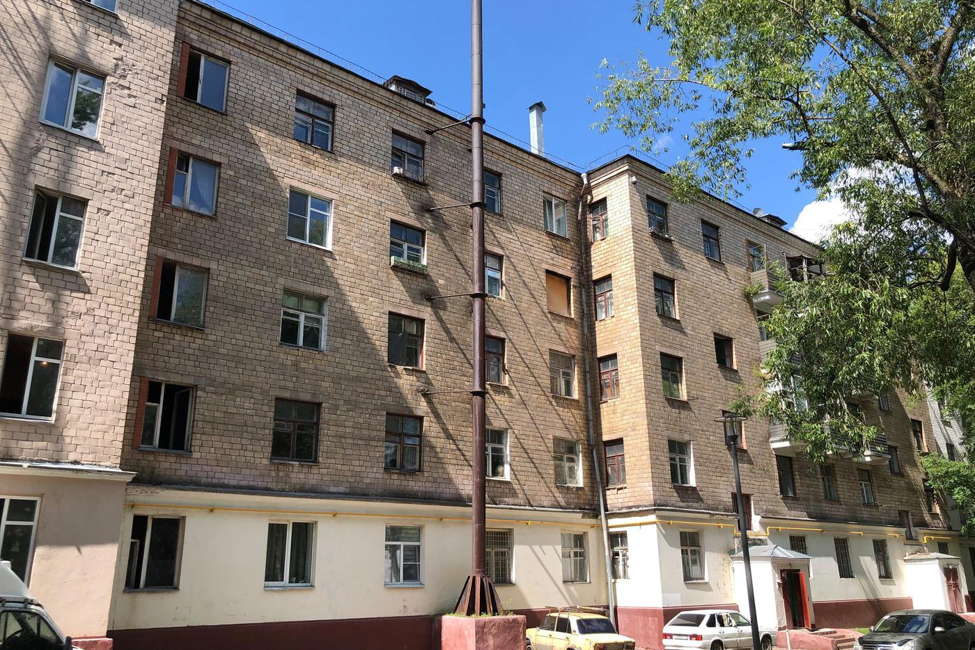 Вид на дом со двора.