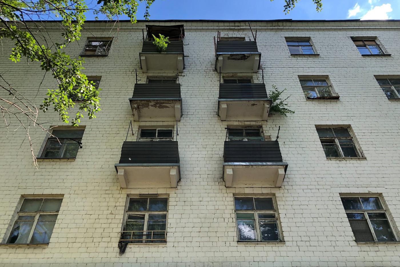 Некоторые балконы дома "проросли".