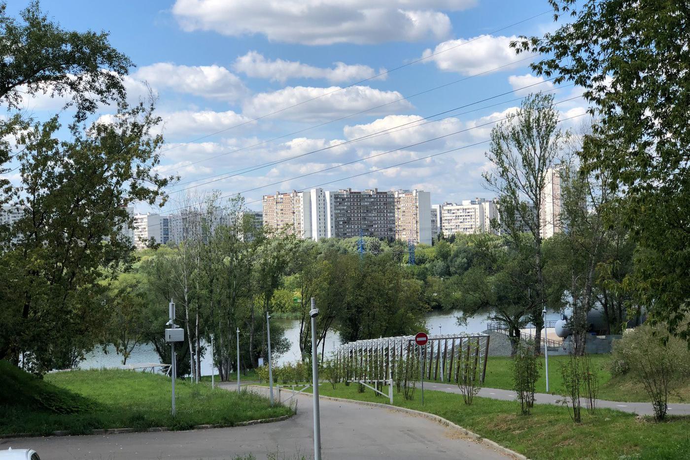 Совсем рядом протекает Москва-река.