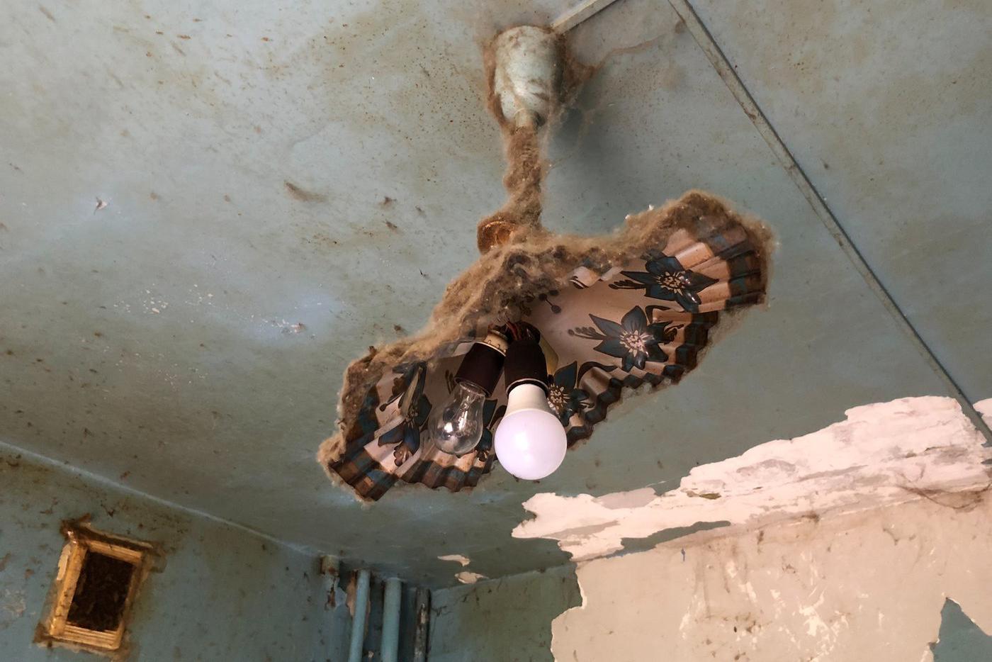 Кухонную люстру, кажется, не меняли с советских времён.