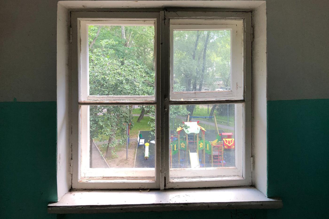 Вид с лестницы во двор.