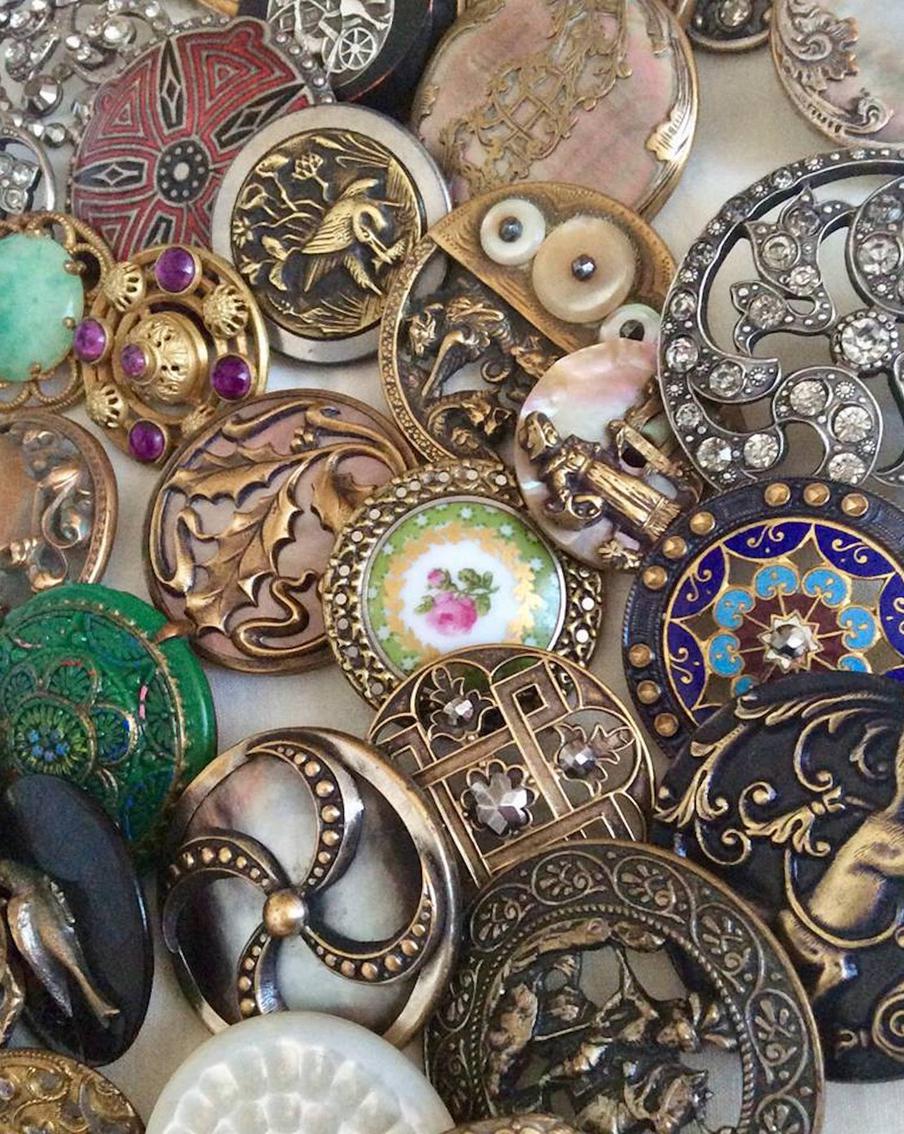 Учитель московской школы коллекционирует пуговицы с уникальной историей