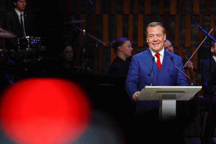 Медведев рассказал анекдот о российском танке у парламента Финляндии