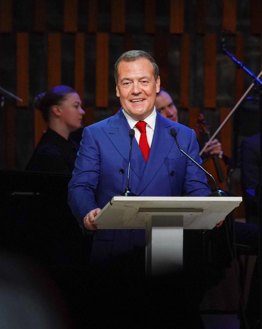 Медведев рассказал анекдот о российском танке у парламента Финляндии