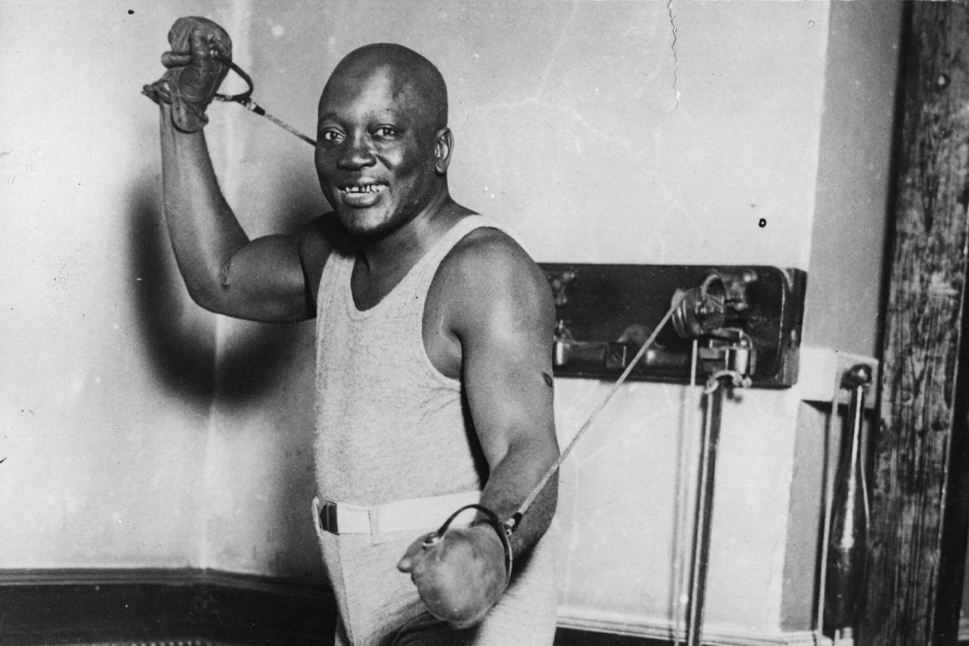 Чёрный боксёр-чемпион Джек Джонсон избивал белых. Тогда на ринг вернули непобедимого Котельщика