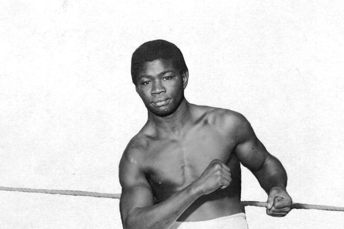 Чемпион мира по боксу, красавчик и герой войны проиграл нокаутом "уродливому как жаба монстру"