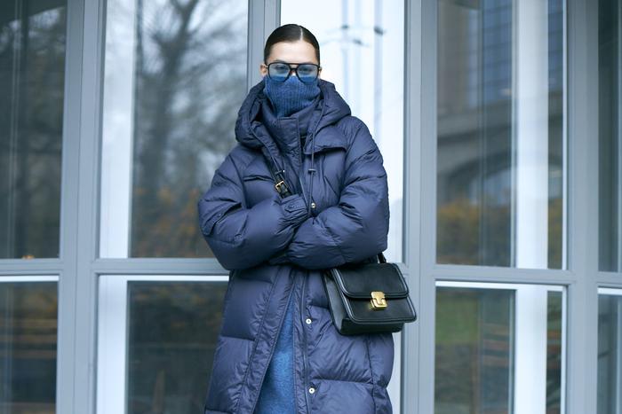 С чем стильно носить зимой длинное трикотажное платье