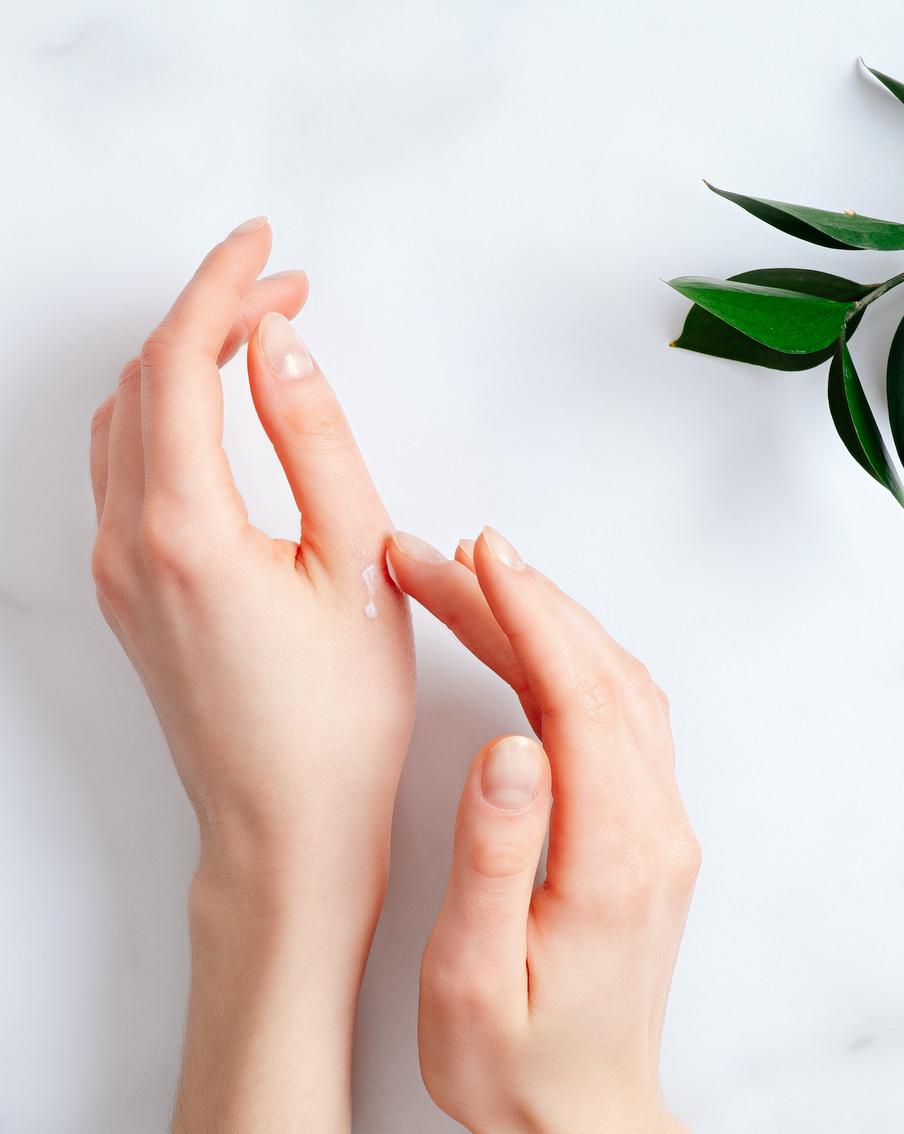 Покраснения, стянутость и сухость: как защитить кожу рук зимой