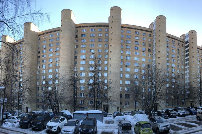 Его называют самым некрасивым домом столицы: репортаж Metro из московской "Бастилии"