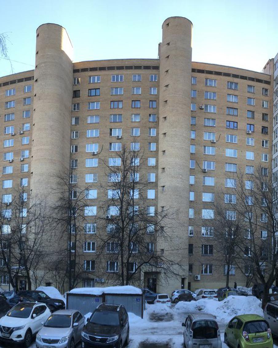 Его называют самым некрасивым домом столицы: репортаж Metro из московской "Бастилии"