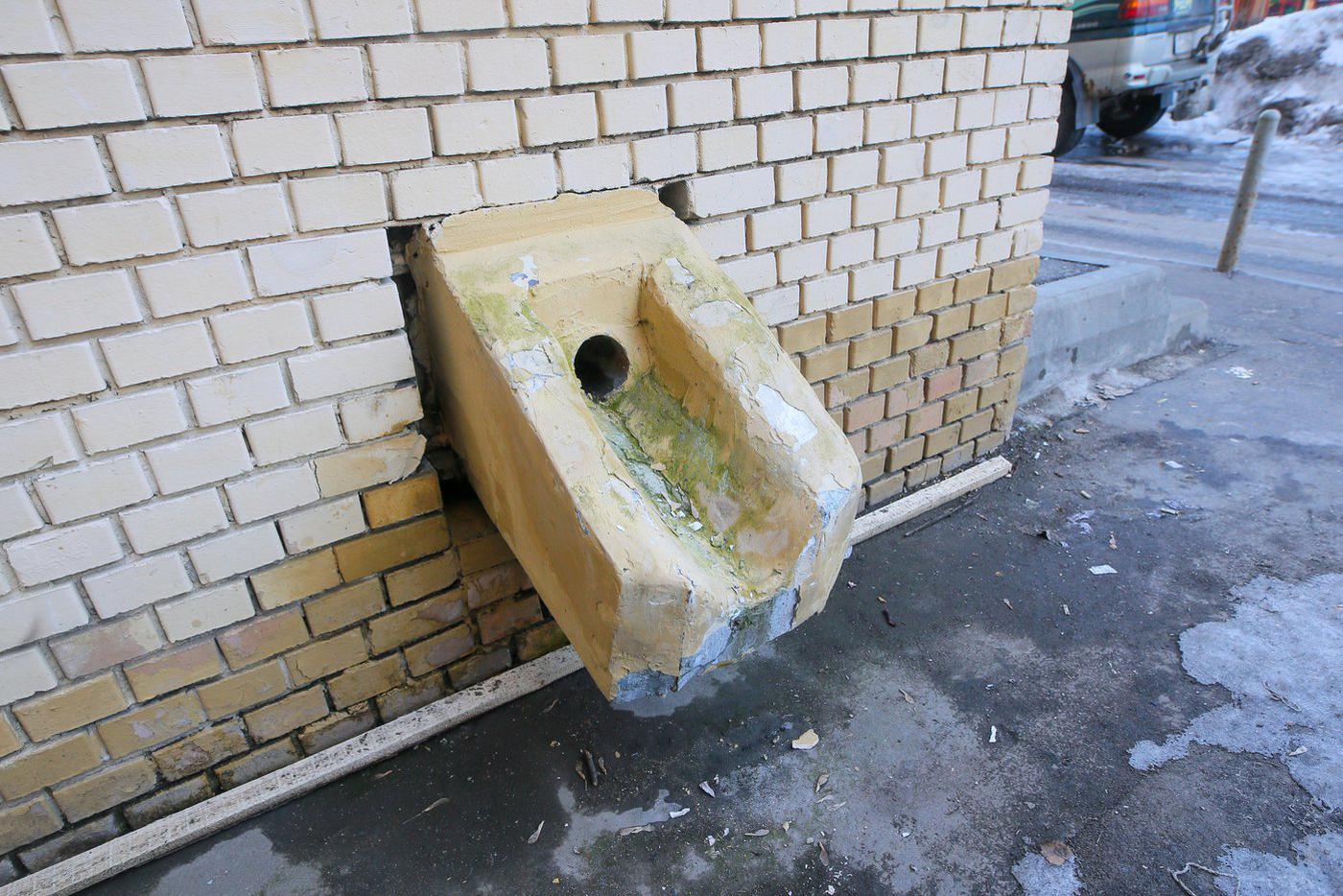 Необычная водосточная труба на 1-м этаже