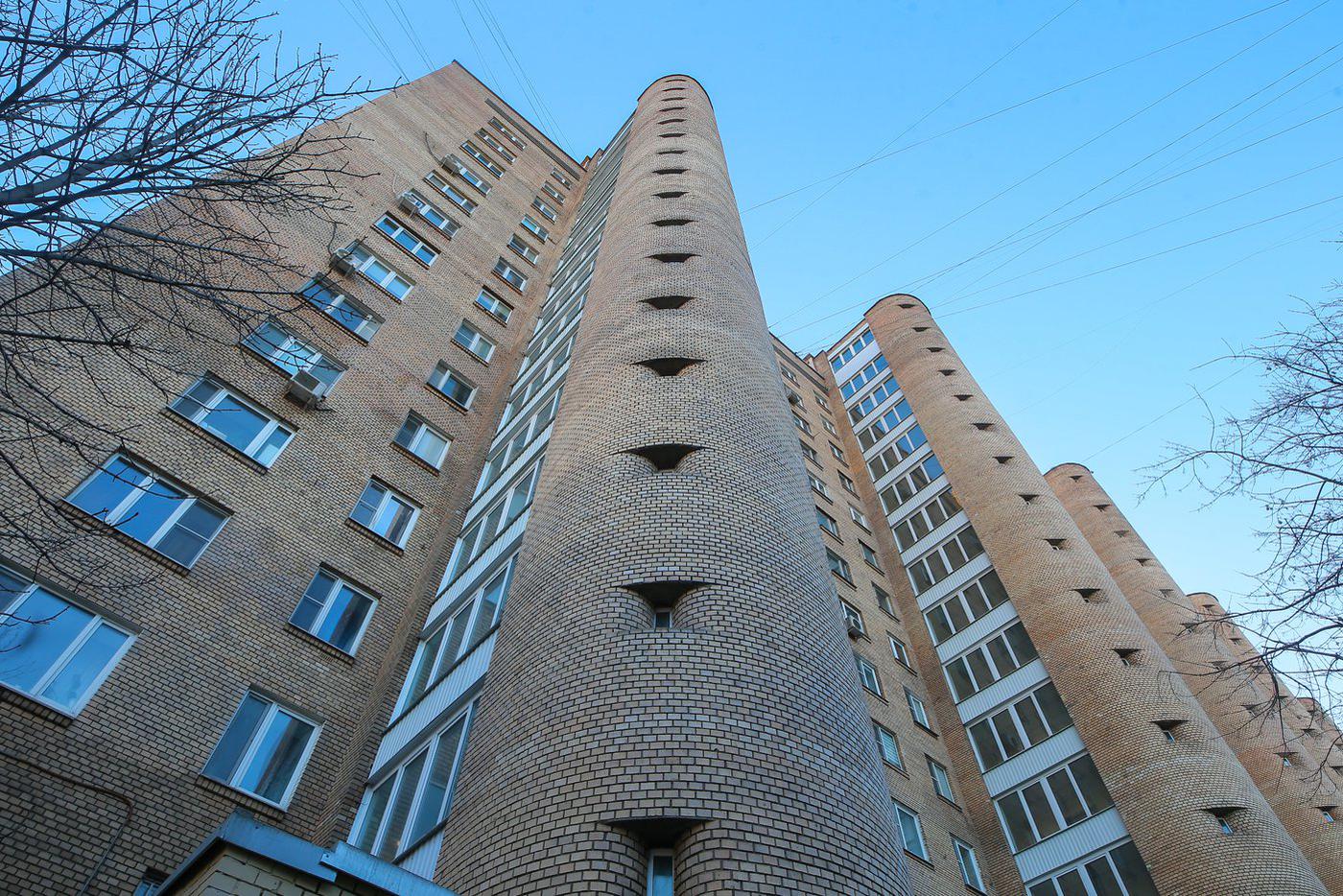 С этого ракурса хорошо видны окошки в форме бойниц. После недавнего капремонта окна стали "глухими" – теперь их нельзя открыть