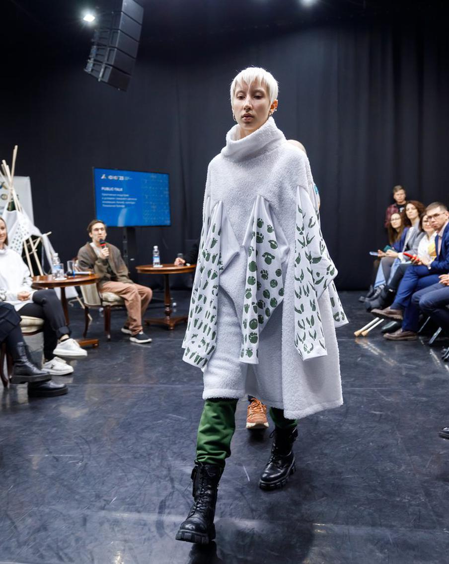 Дизайнер придумал кофту с 8 рукавами и в ней можно стать мамонтом или птицей