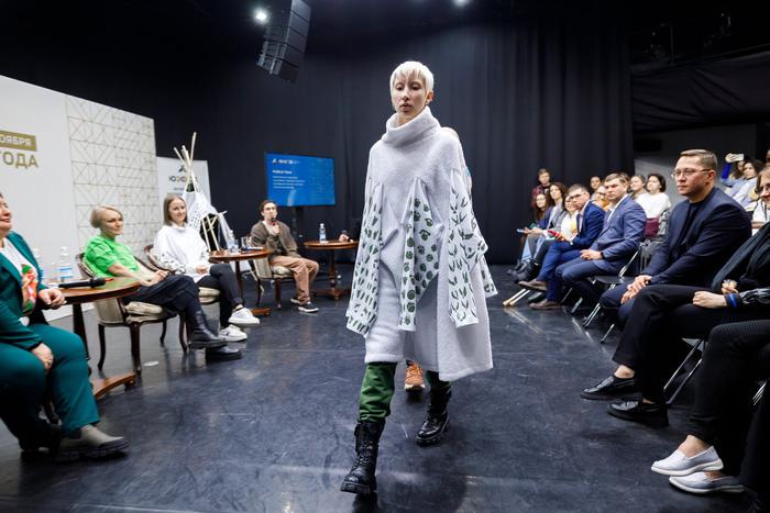 Дизайнер придумал кофту с 8 рукавами и в ней можно стать мамонтом или птицей