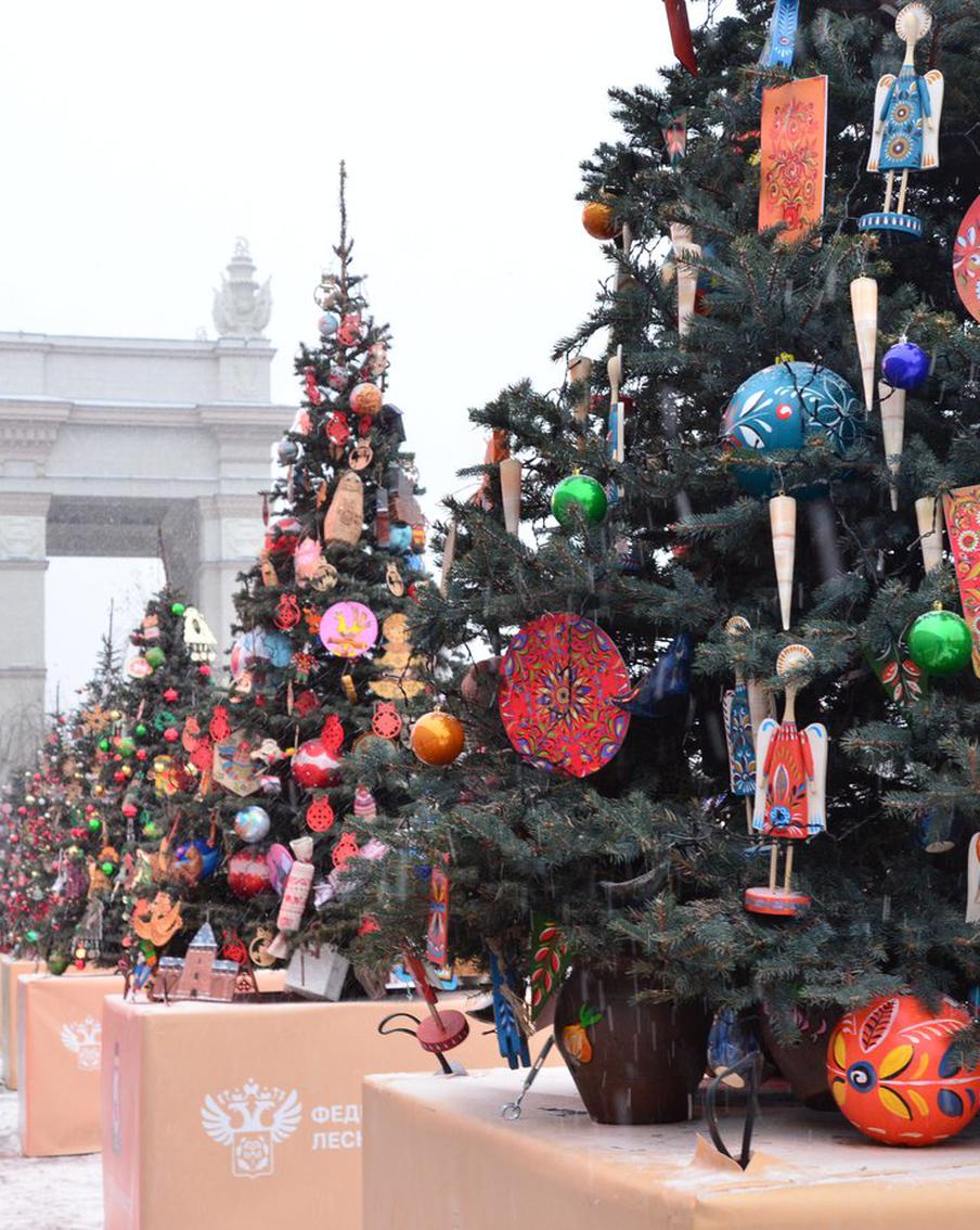 На ВДНХ появились ёлки с тиграми, платками, подсолнухами и янтарём