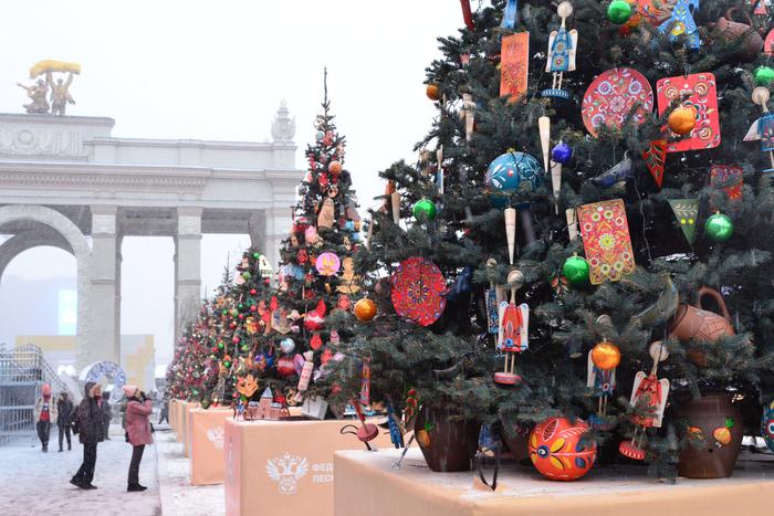 На ВДНХ появились ёлки с тиграми, платками, подсолнухами и янтарём